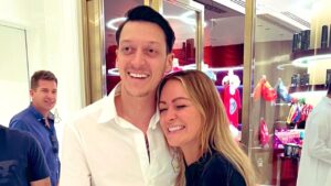 Arsenal Superfan Laura Woods Geeks Out Over Meeting Mesut Ozil
