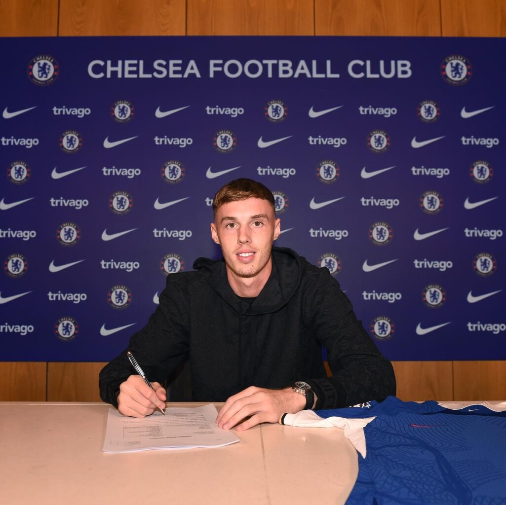 Cole Palmer signing his contract with Chelsea