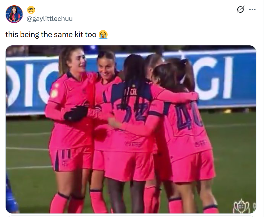 Barcelona Femeni in a huddle